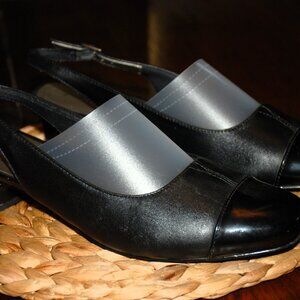 Like New Sling Back Trotters Sandal
